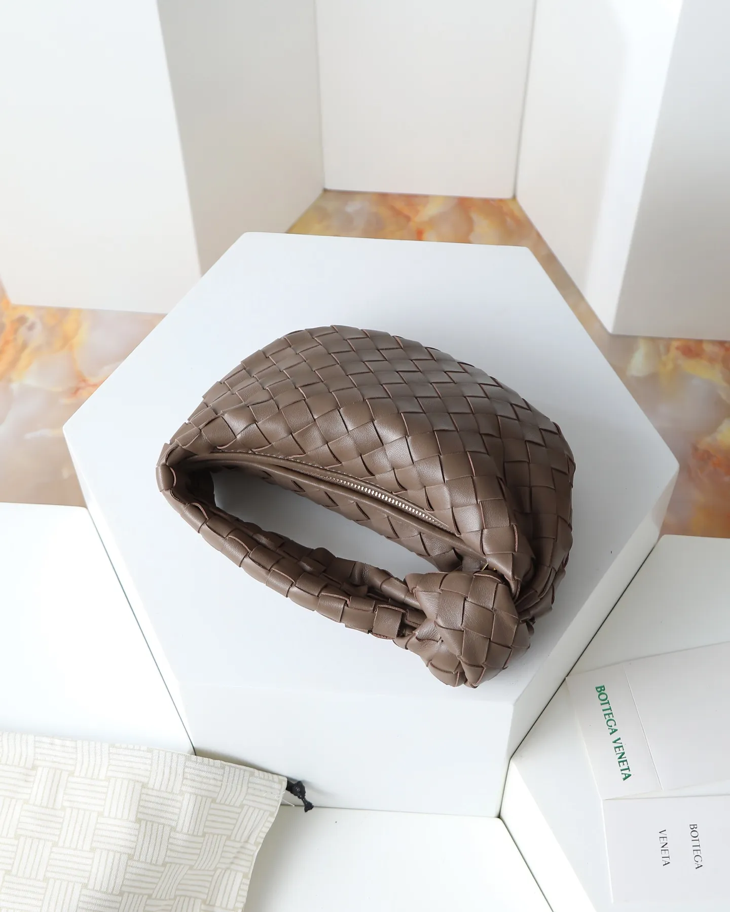 800. Bottega veneta͙.——-The latest braided and knotted hobo🔥 The top-grade lambskin leather is very soft, the bag shape is unique, practical and durable. It retains the traditional weaving elements while being a bit more flamboyant ~ Made of hand-woven sheepskin, zipper opening and closing, curved seamless structure, effortless to match. Highly recommended⚠️⚠️⚠️ The most high-end in the market🌈Welcome to compare [Factory complete package] size: 23x15x5cm.   Model: 651876